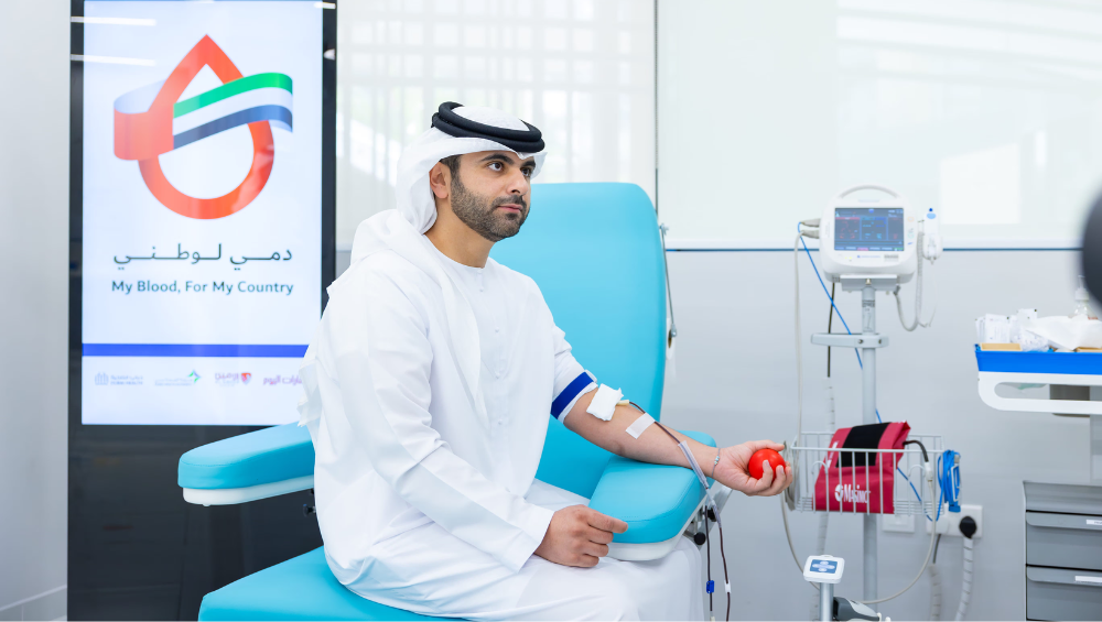 منصور بن محمد يتبرع بالدم دعماً لحملة "دمي لوطني"